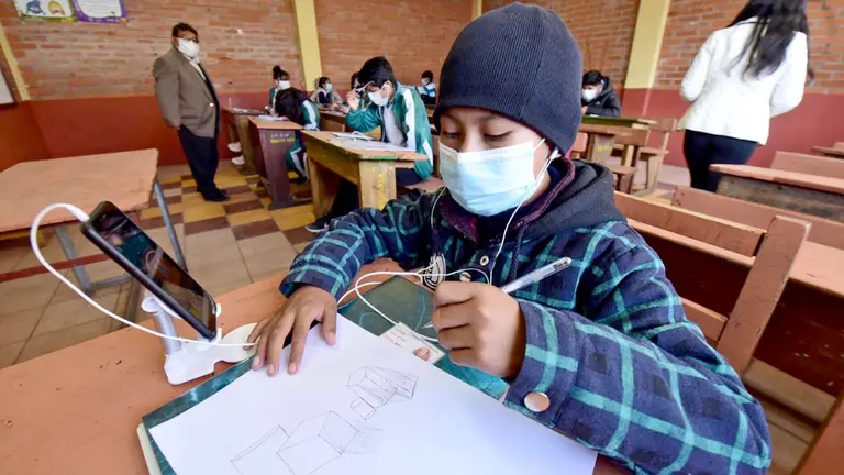 Un grupo de escolares pasa clases con medidas de bioseguridad. URGENTE.BO