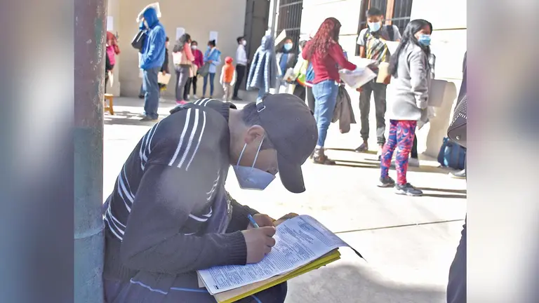 Padres de familia hacen fila en un establecimiento educativo de Cochabamba. NOÉ PORTUGAL