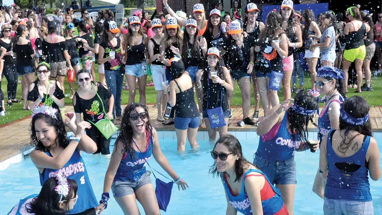 Jóvenes en una fiesta de Comadres en Cochabamba, antes de la pandemia. ARCHIVO