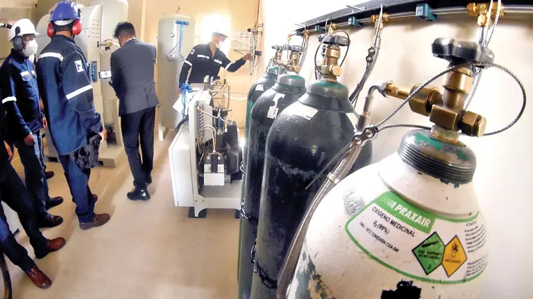 Autoridades durante la entrega de equipos al Hospital Viedma. DICO SOLÍS