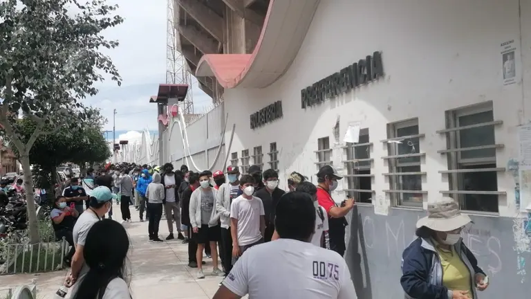 Filas en el estadio Patria. FBF