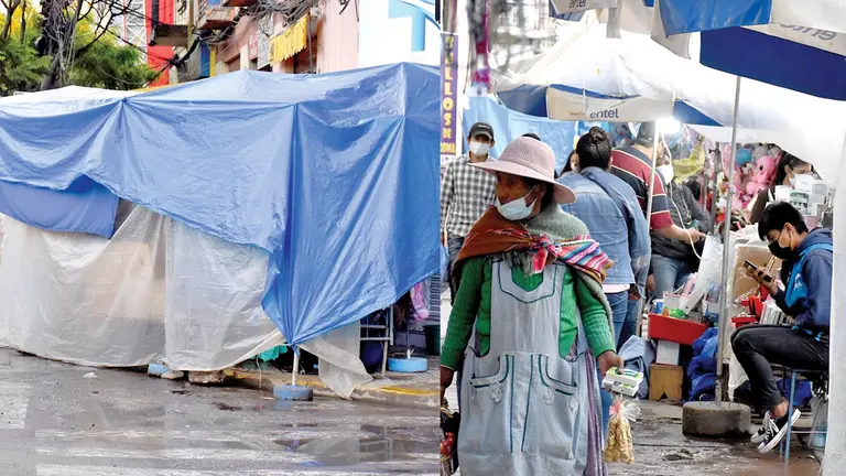 Toldos ocupan la acera que está en la intersección de las avenidas Ayacucho y Heroínas (i). Vendedores ofrecen productos y artículos sobre la vereda próxima al Correo (d). DICO SOLÍS