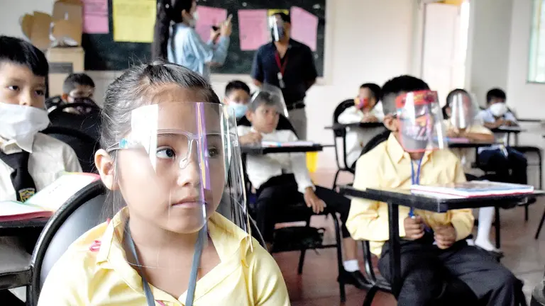Niños pasan clases en un colegio. ARCHIVO