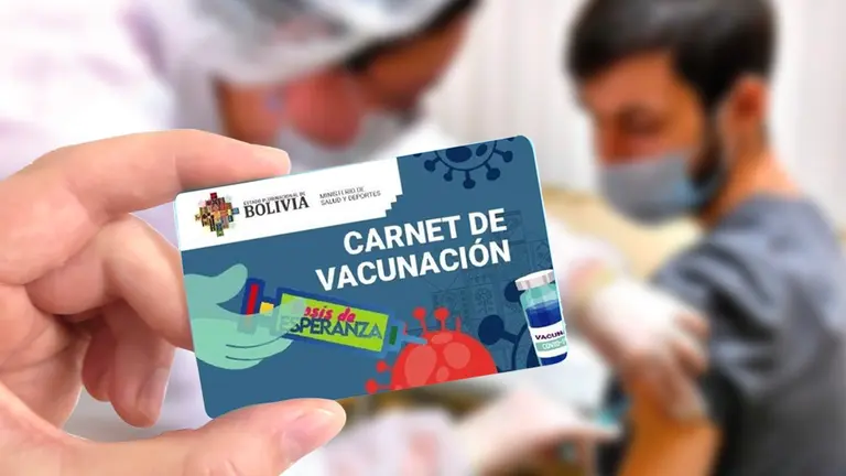 Un carnet de vacunaci&oacute;n impreso en PVC. Foto: OPINI&Oacute;N