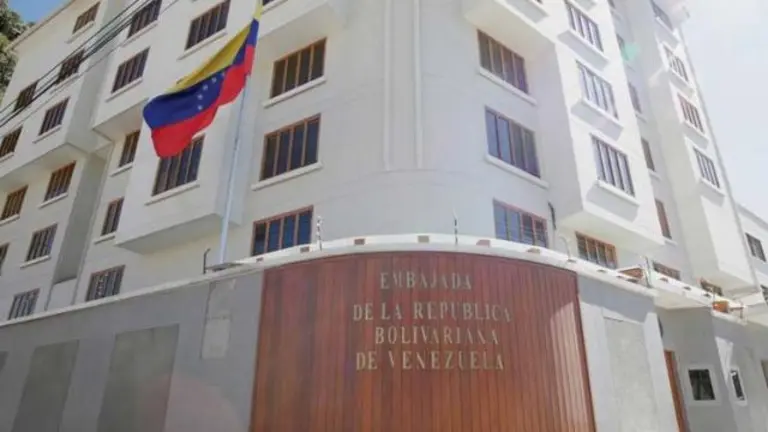 El frontis de la Embajada de Venezuela en Bolivia. OX&Iacute;GENO