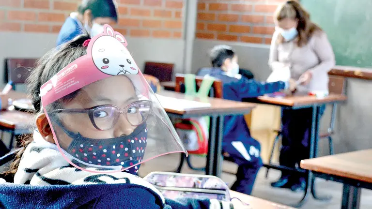 Niños pasan clases en una escuela, con las medidas de bioseguridad. DICO SOLÍS