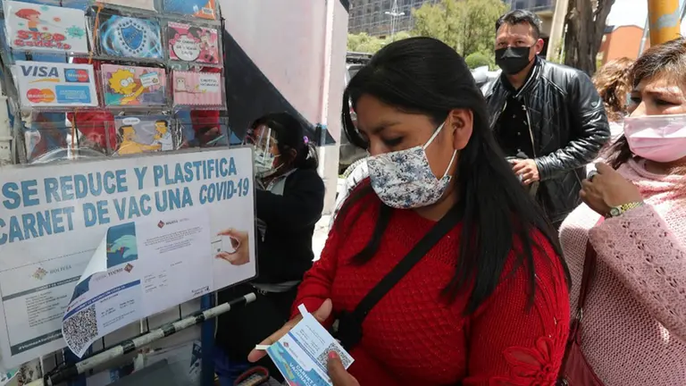 Plastificado e impresi&oacute;n del carnet de vacuna. Foto: Urgente.bo
