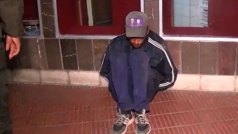 Sujeto que fue atrapado robando en una sauna de la avenida Ayacucho. / Foto: Unitel