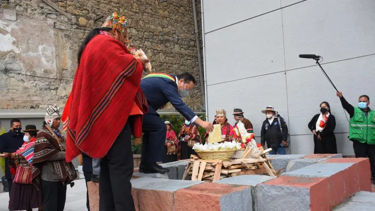 El presidente Luis Arce participa de la ofrenda a la Pachamama. APG