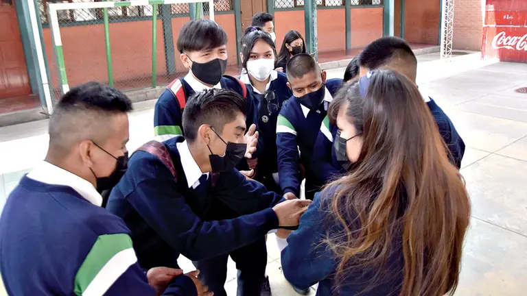 Estudiantes de la unidad educativa 8 de Mayo durante un acto de entrega de mobiliario, la semana pasada. NOÉ PORTUGAL