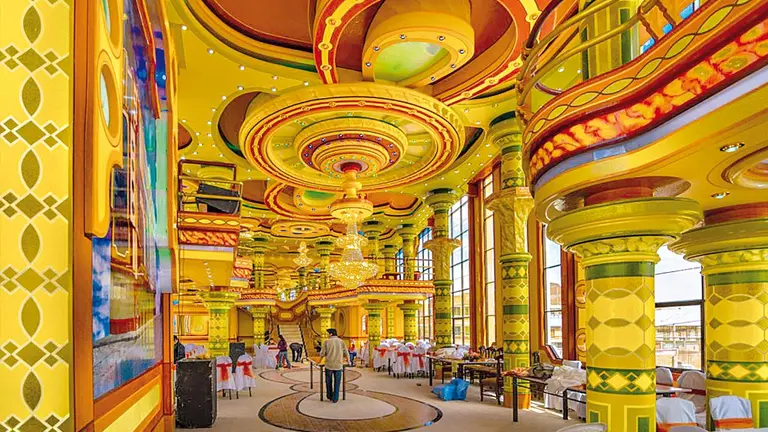 Interior de un edificio diseñado por el arquitecto Freddy Mamani, disponible en la galería virtual.  LA PLURINACIONAL