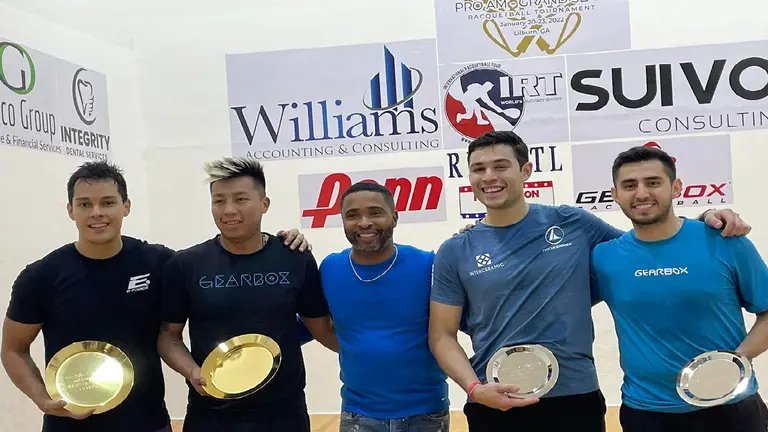 Roland Keller y Conrrado Moscoso (los dos de la izquierda) celebran el primer lugar obtenido en dobles por el torneo de Estados Unidos. IRT