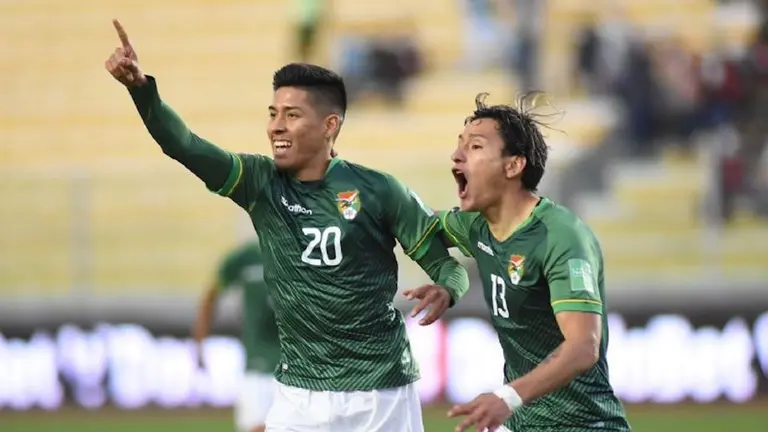 Ramiro Vaca (i) celebra una conquista con la Selección Nacional, junto a Víctor Ábrego (d). FBF
