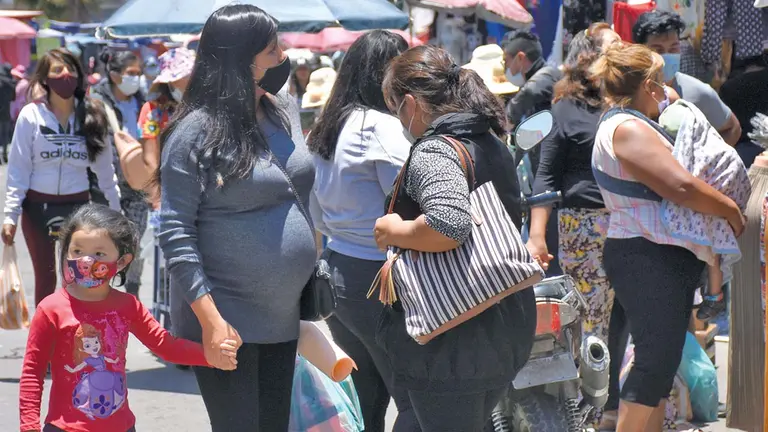 Gente aglomerada en un mercado de Cochabamba. NOÉ PORTUGAL
