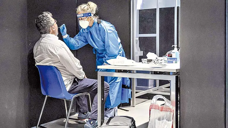 Un hombre se somete a una prueba para detectar el coronavirus. EL INDEPENDIENTE