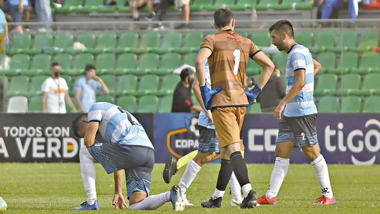 Jugadores de Blooming lamentan una derrota. APG