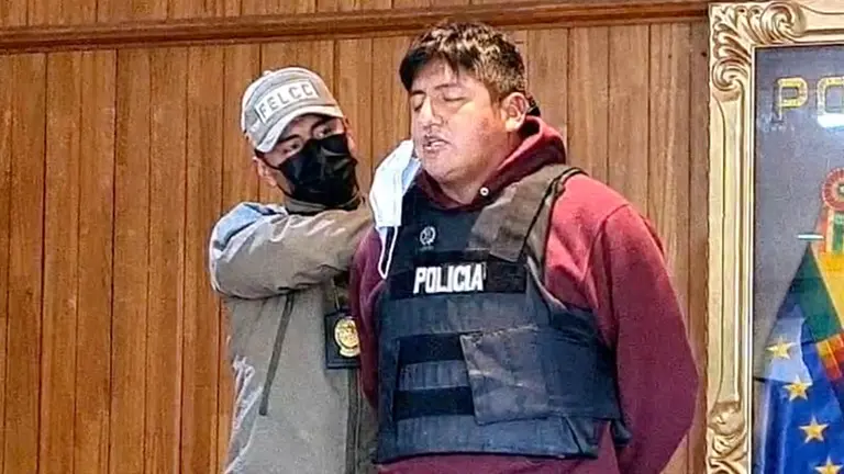El violador serial fue presentado nuevamente en el ministerio de Gobierno. Foto: Min. Gob.