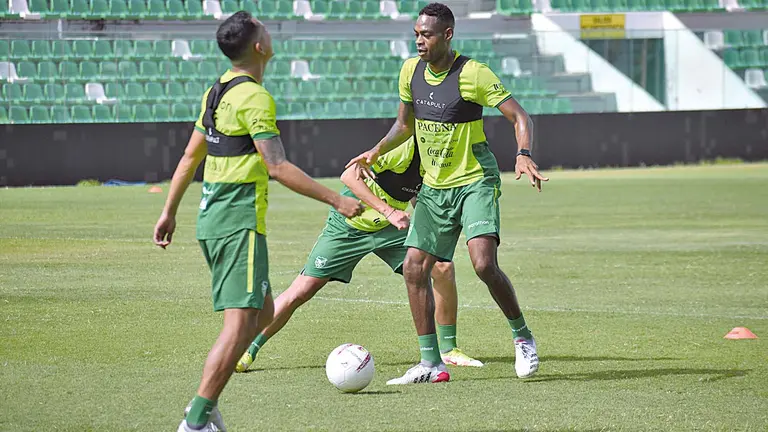 Una sesión de entrenamiento de la Selección en el estadio Tahuichi Aguilera. FBF