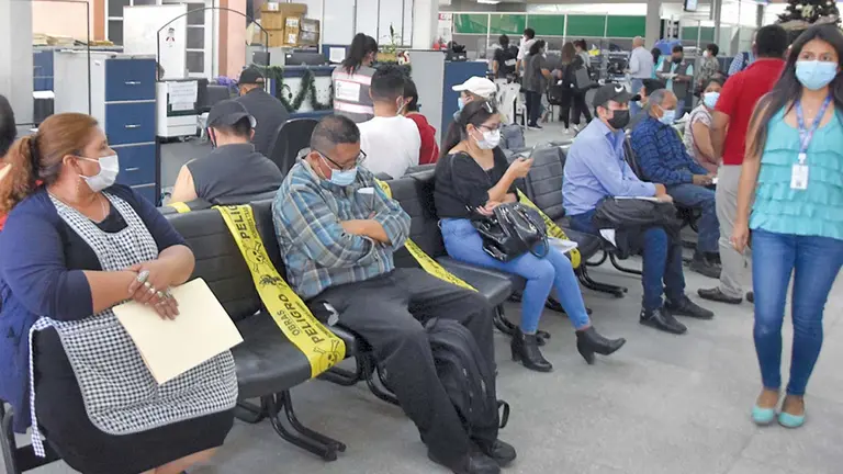 Personas hacen fila para ser atendidas en Recaudaciones de la Alcaldía de Cochabamba. NOÉ PORTUGAL