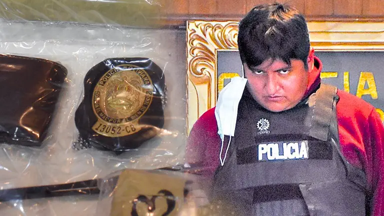 Richard Choque y la plaqueta policial que consigui&oacute; en el penal de San Pedro en Cochabamba. APG
