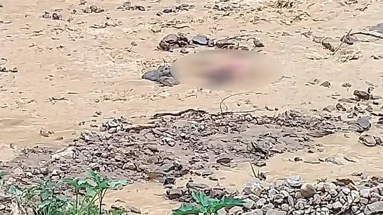 Fotograf&iacute;a de una de los cuerpos en el r&iacute;o. Tunari sin Fuego