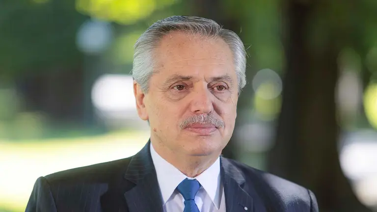 Fotograf&iacute;a cedida por Presidencia de Argentina, del mandatario, Alberto Fern&aacute;ndez, mientras habla durante un anuncio sobre el acuerdo con el FMI, hoy, en la Quinta Presidencial De Olivos, en Buenos Aires (Argentina). EFE/