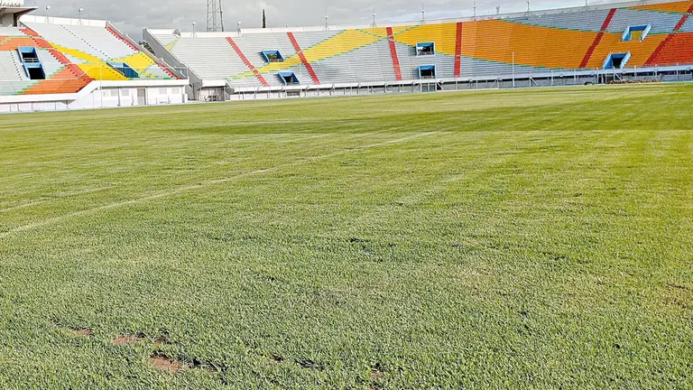 Una vista panorámica del césped del estadio Félix Capriles, antes del torneo.    ARIEL GUZMÁN