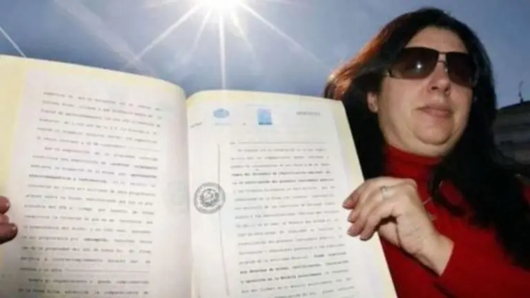 Mar&iacute;a &Aacute;ngeles Dur&aacute;n se declar&oacute; due&ntilde;a del Sol mediante un acta notariada. La Voz de Galicia.