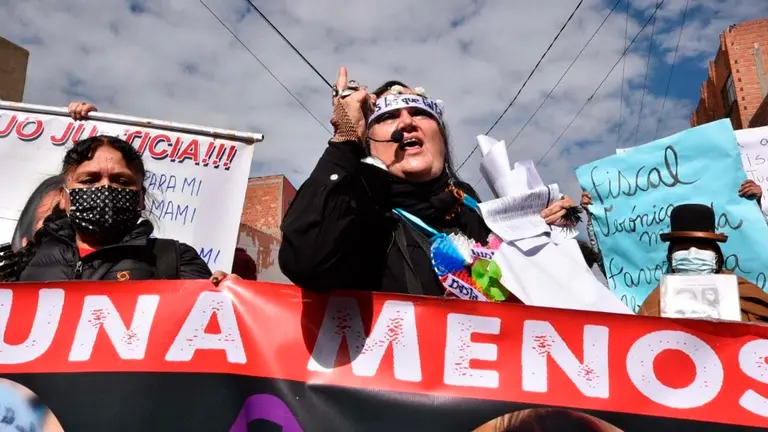 Mar&iacute;a Galindo encabezando una marcha. APG