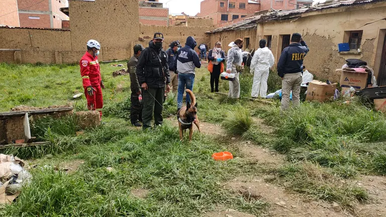 Personal forense y polic&iacute;as revisan la vivienda del violador serial Richard Choque Flores. ABI