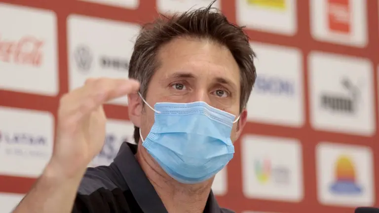 El argentino Guillermo Barros Schelotto, seleccionador de Paraguay, brinda una conferencia de prensa. EFE