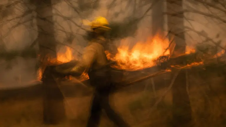 Fotografía de archivo de bomberos de EEUU mientras apagan el fuego de un incendio en California, EEUU. EFE
