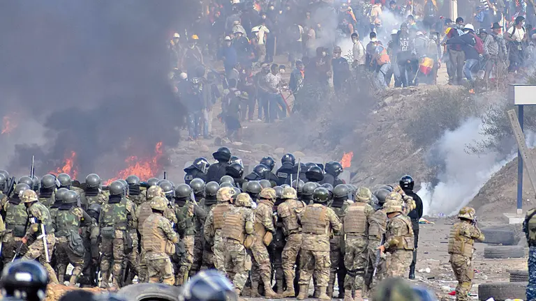 Civiles y uniformados en los conflictos suscitados en el puente de Huayllani, el 15 de noviembre de 2019. DICO SOLÍS