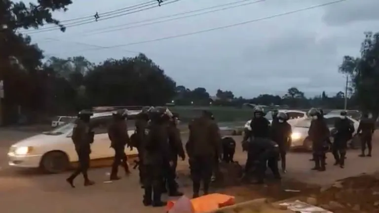 Momento en que efectivos policiales desbloquean la zona. Captura