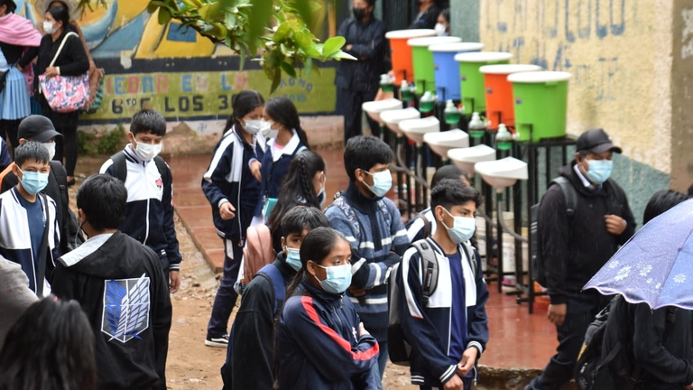 Estudiantes de la unidad educativa Compa&ntilde;&iacute;a de Jes&uacute;s, en la zona sur de Cochabamba, acuden al primer d&iacute;a de clases, en la modalidad presencial. NO&Eacute; PORTUGAL