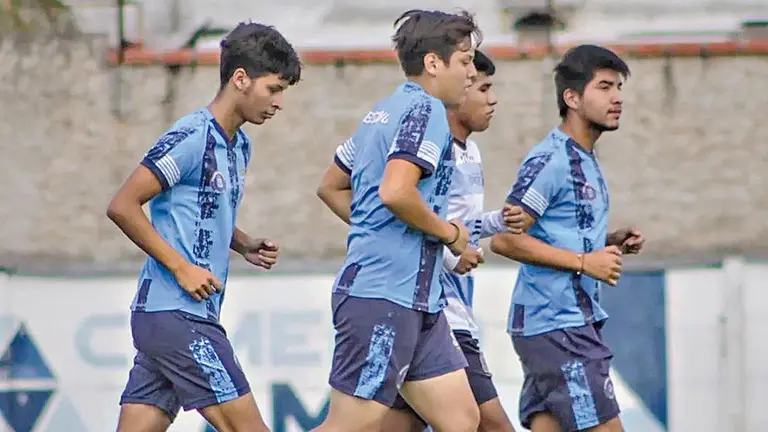 Los jugadores juveniles del Celeste, durante los entrenamientos. CLUB BLOOMING