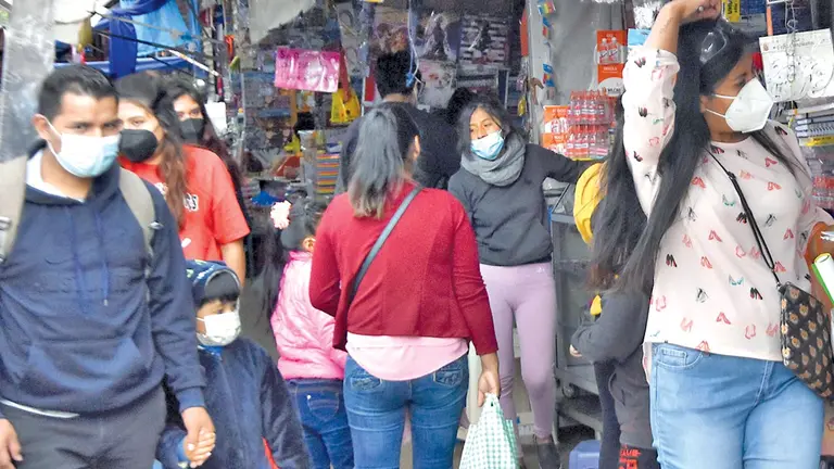 Personas caminan por la calle con barbijos. NOÉ PORTUGAL