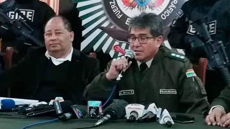 Imagen de archivo del exministro junto al exjefe policial. ARCHIVO ERBOL