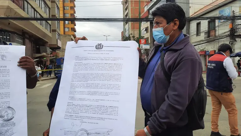 Uno de los comerciantes manifestantes sostiene el pronunciamiento con las demandas del sector para la Alcaldía. Marcelo Sandoval