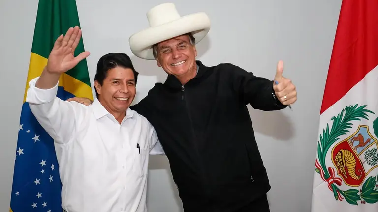 Fotografía cedida por la presidencia de Brasil del presidente brasileño, Jair Bolsonaro (der.) que recibió a su homólogo peruano, Pedro Castillo, hoy en Porto Velho (Brasil). EFE