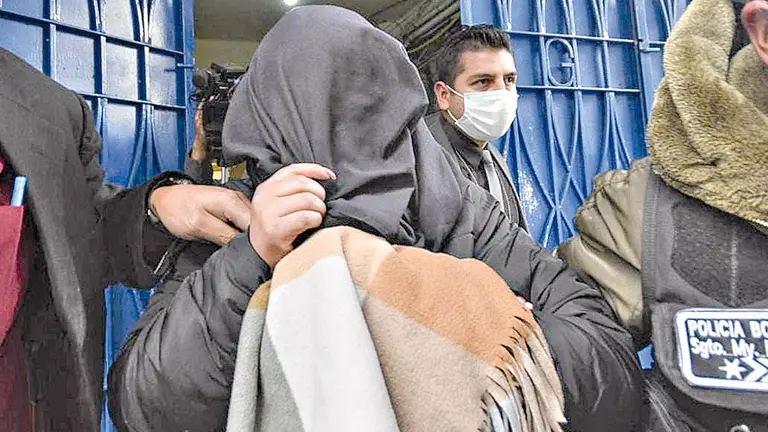 Marlene P., abogada del asesino serial, es trasladada a celdas de la FELCC de La Paz. APG  