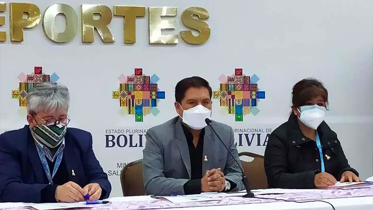 El ministro de Salud y Deportes, Jeyson Auza, junto a la presidenta de la Asociaci&oacute;n de Personas con C&aacute;ncer, Rosario Calle. Foto: ERBOL