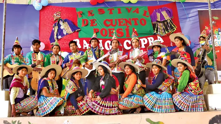 Estudiantes de la unidad educativa Tupac Katari del municipio de Tacopaya. LUIS MAMANI DELGADO
