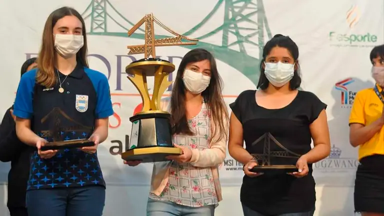 Daniela Cordero (d) con el premio del subcampeonato, en el torneo de Brasil. FBA