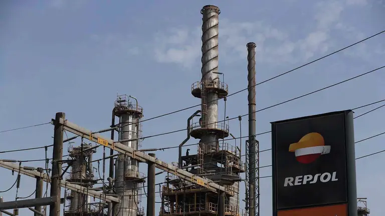 Fotograf&iacute;a de la fachada de la refiner&iacute;a La Pampilla de Repsol, en Lima (Per&uacute;). EFE/Paolo Aguilar