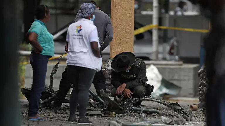 Especialistas examinan los restos de un carro bomba que explot&oacute; hoy en Padilla (Colombia). EFE/Ernesto Guzm&aacute;n Jr.