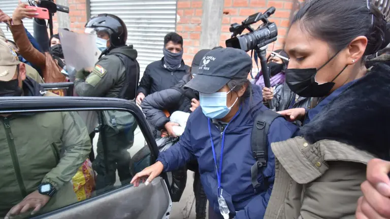 La mam&aacute; y la hermana del violador serial, Richard Choque Flores asistieron a la reconstrucci&oacute;n de los hechos en su domicilio. / APG