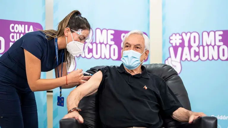 El presidente de Chile Sebasti&aacute;n Pi&ntilde;era, recibe la cuarta dosis de la vacuna contra la covid-19 en un centro de vacunaci&oacute;n en la comuna de Futrono (Chile). EFE