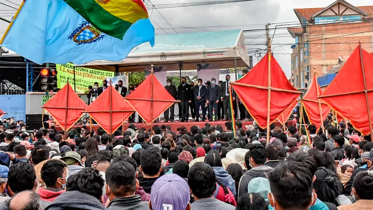 Vecinos del sur de Cochabamba en el acto de homologaci&oacute;n de la mancha urbana, este lunes. DICO SOL&Iacute;S