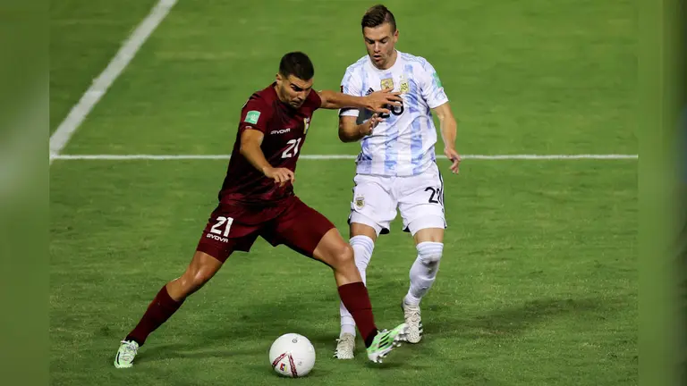 Alexander González (i) de Venezuela disputa el balón con Paulo Dybala de Argentina, en una fotografía de archivo. EFE